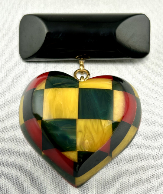 SZ40 Shultz 4 layer checkerboard heart on bar pin
